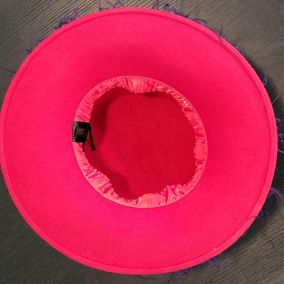 Red hat w/red and purple feathers. 100% Wool, sz adjustable. - Picture 3 of 4